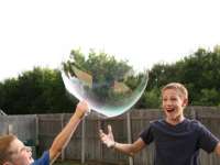 Így készíts óriási buborékfújót!
